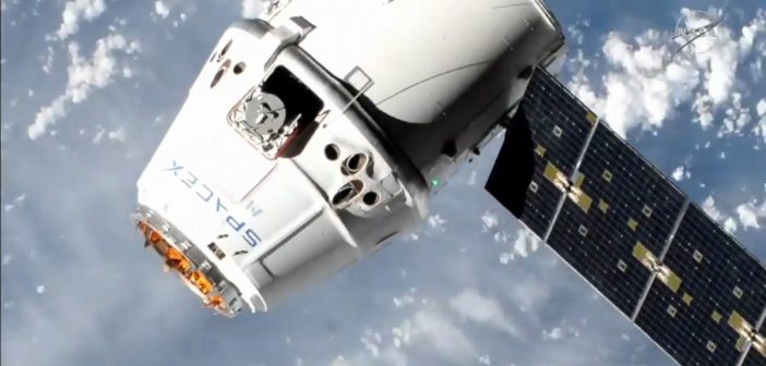 Kapsuła Dragon zbliża się do ISS / Credits - NASA TV