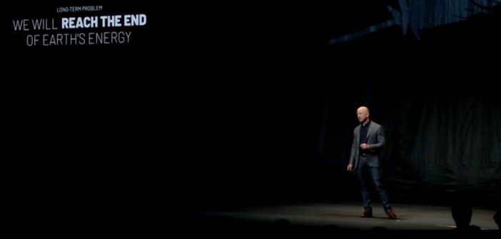 Jeff Bezos prezentuje lądownik Blue Moon / Credits - Blue Origin