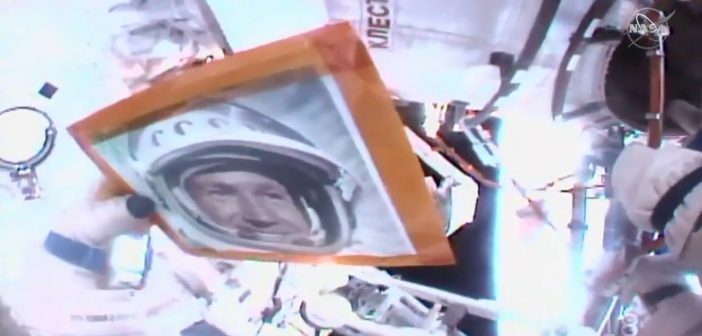 Uhonorowanie urodzin Leonowa podczas spaceru VKD-46 / Credits - NASA TV