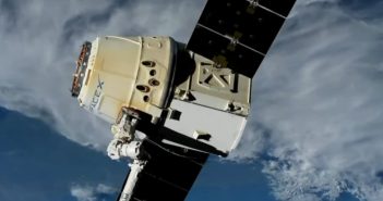 Ujęcie na kapsułę Dragon i końcówkę SSRMS - koniec misji CRS-17 / Credits - NASA TV