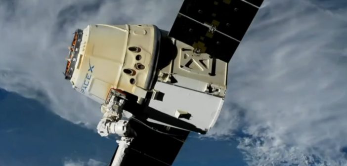 Ujęcie na kapsułę Dragon i końcówkę SSRMS - koniec misji CRS-17 / Credits - NASA TV