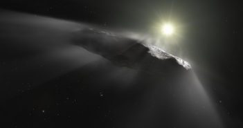 Wizja artystyczna obiektu ‘Oumuamua, który przyleciał do Układu Słonecznego z przestrzeni międzygwiazdowej (najprawdopodobniej z innego systemu planetarnego). Podobne pochodzenie może mieć kometa, która stanie się przedmiotem badań misji Comet Interceptor. Fot.: ESA/Hubble, NASA, ESO, M. Kornmesser