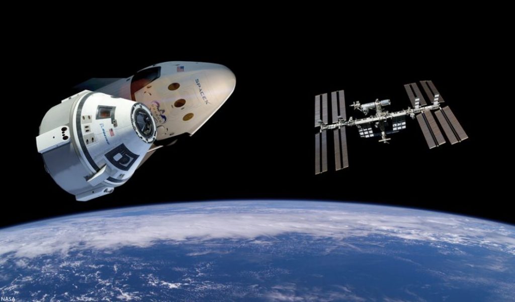 Kapsuły Dragon 2, CST-100 Starliner oraz ISS / Credits - NASA