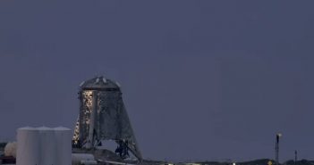 Spojrzenie na StarHoppera przed pierwszym podskokiem / Credits - SpaceX