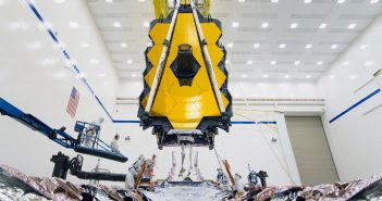 Instalacja części naukowej JWST na platformę satelitarną tego kosmicznego teleskopu / Credits - NASA/Chris Gunn