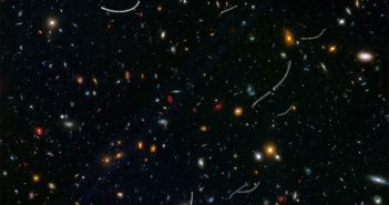 Obraz głębokiego nieba i "nieproszeni goście" - planetoidy z Układu Słonecznego / Credits - NASA, ESA, and B. Sunnquist and J. Mack (STScI)