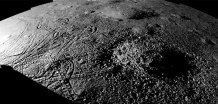 Ślady kół Yutu-2 wokół małego krateru, sugerujące trudność w uzyskaniu optymalnej pozycji do pomiarów / Credits – CNSA