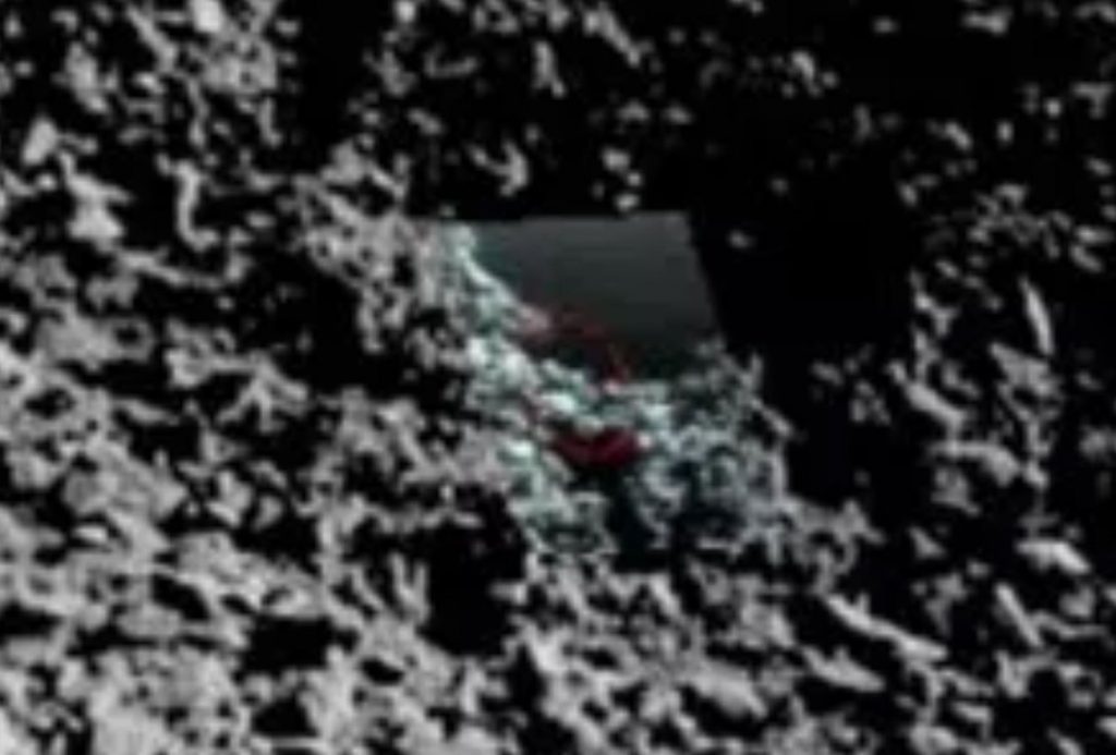 Zbliżenie na centralną część krateru z ciekawą "substancją", którą bada Yutu-2. Obiekt w środkowej części zdjęcia może być artefaktem. Czerwony okrąg to prawdopodobnie pole pomiaru instrumentu VNIS / Credits - CNSA (??) 