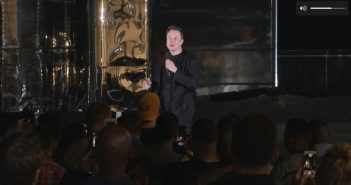 Elon Musk pod prototypem StarShip / Credits - SpaceX