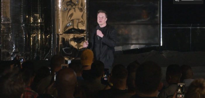 Elon Musk pod prototypem StarShip / Credits - SpaceX