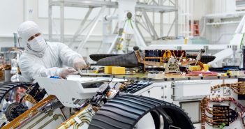 Instalacja helikoptera na łaziku Mars 2020 / Credits - NASA, JPL