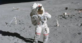 John Young w trakcie misji Apollo 16 / Credits - NASA
