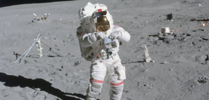 John Young w trakcie misji Apollo 16 / Credits - NASA