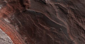 Lawina w rejonie marsjańskiego bieguna północnego / Credits - NASA/JPL/University of Arizona