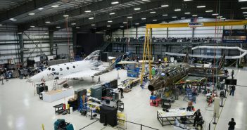Trzeci (= drugi istniejący) egzemplarz SpaceShipTwo podczas budowy obok (używanego już) VSS Unity / Credits - Virgin Galactic