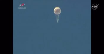 Opadanie kapsuły Sojuza MS-12 na spadochronie. Widoczne gazy pochodzą z opróżnianych zbiorników Sojuza (jedna z czynności przed lądowaniem) / Credits - NASA TV