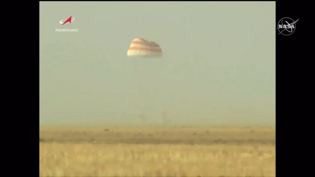 Moment lądowania Sojuza MS-12 / Credits - NASA TV