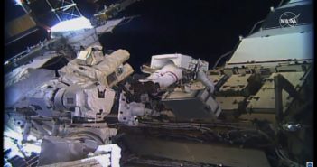 Prace podczas EVA-58 / Credits - NASA TV