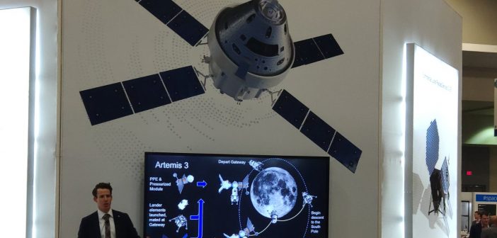 Przedstawiciel Lockheed Martin prezentuje misję Artemis 3 / Credits - kosmonauta.net