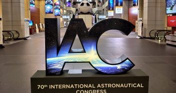 Wejście na konferencję (i wystawę) IAC 2019 / Credits - kosmonauta.net