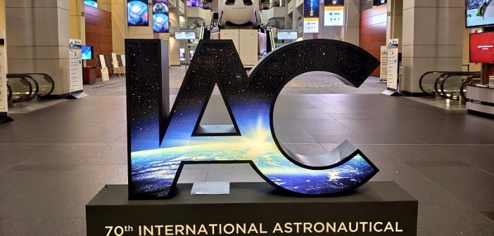 Wejście na konferencję (i wystawę) IAC 2019 / Credits - kosmonauta.net
