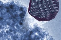 Trójwymiarowa wizualizacja nanocząstki korundu. W tle rzeczywiste zdjęcie mikroskopowe (kolory sztuczne). (Źródło: IFJ PAN, MPI Kofo)