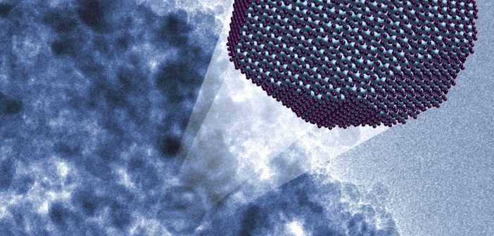 Trójwymiarowa wizualizacja nanocząstki korundu. W tle rzeczywiste zdjęcie mikroskopowe (kolory sztuczne). (Źródło: IFJ PAN, MPI Kofo)