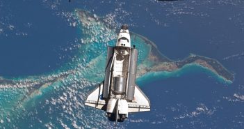 Prom Atlantis zbliża się do ISS - misja STS-135 / Credits - NASA
