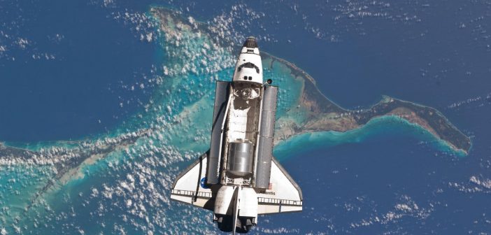 Prom Atlantis zbliża się do ISS - misja STS-135 / Credits - NASA