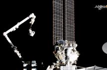 Luca Parmitano zmierza ku AMS-02 za pomocą ramienia SSRMS / Credits - NASA TV