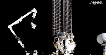 Luca Parmitano zmierza ku AMS-02 za pomocą ramienia SSRMS / Credits - NASA TV