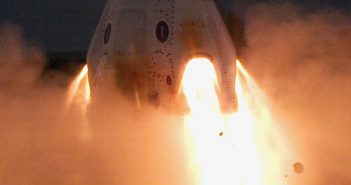 Opublikowane przez Elona Muska zdjęcie kapsuły Dragon 2 z odpalonymi silniczkami Super Draco / Credits - SpaceX