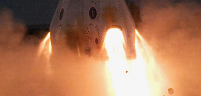 Opublikowane przez Elona Muska zdjęcie kapsuły Dragon 2 z odpalonymi silniczkami Super Draco / Credits - SpaceX