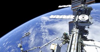 Grafika prezentująca etap prac w EVA-59 - dotarcie do AMS-02 za pomocą SSRMS / Credits - NASA TV