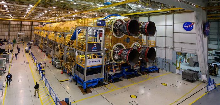 Pierwszy stopień SLS z zainstalowanymi czterema silnikami RS-25 / Credits - NASA
