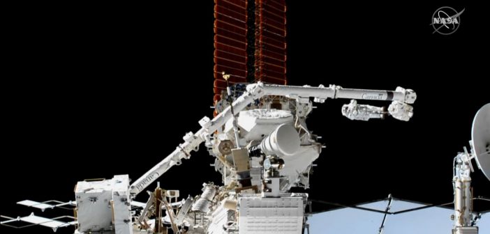 Prace podczas EVA-61 / Credits - NASA TV