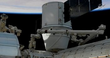 Dragon 2 tuż przed dołączeniem do ISS / Credits - NASA TV