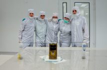 Członkowie zespołu ze zintegrowanym satelitą PW-Sat2 w cleanroomie CEZAMAT