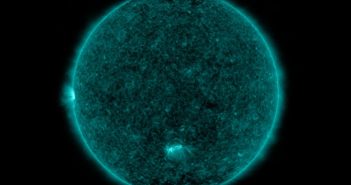 Widok Słońca w dalekim ultrafiolecie 7 stycznia 2020. Grupa 2755 jest po środku tarczy słonecznej / Credits - NASA, SDO