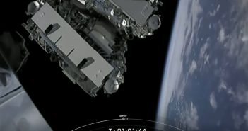 Satelity Starlink tuż po uwolnieniu od górnego stopnia Falcona 9 - 07.01.2020 / Credits - SpaceX