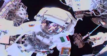Luca Parmitano podczas EVA-64 / Credits - NASA TV