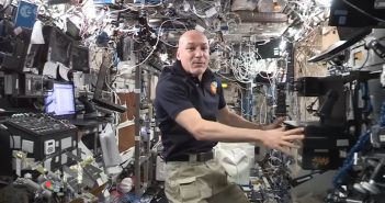 Luca Parmitano prezentuje wnętrze modułu Destiny / Credits - ESA