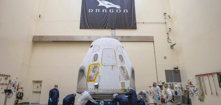 Dragon 2 do misji SpX-DM2 po dotarciu do KSC / Credits - SpaceX