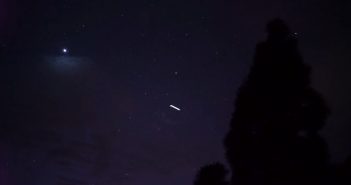 Piąta paczka satelitów Starlink kilka godzin po starcie / Credits - Juan Antonio Gonzalez Hernandez