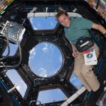 Astronautka Kathryn Hire w module Cupola w trakcie misji STS-130 / Credits - NASA