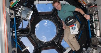 Astronautka Kathryn Hire w module Cupola w trakcie misji STS-130 / Credits - NASA
