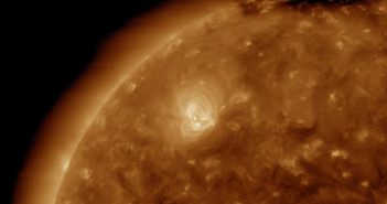 Północno-wschodni wycinek tarczy słonecznej w dniu 2 kwietnia 2020 z widocznym obszarem 2759 / Credits - NASA, SDO