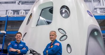 Załoga misji SpX-DM2 przy modelu kapsuły Dragon 2 (zdjęcie z 2018 roku) / Credits - NASA