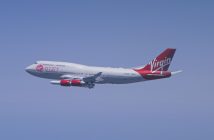 Zdjęcie samolotu Cosmic GIrl z rakietą LauncherOne tuż po starcie - 25.05.2020 / Credits - Virgin Orbit
