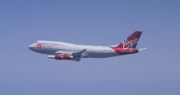 Zdjęcie samolotu Cosmic GIrl z rakietą LauncherOne tuż po starcie - 25.05.2020 / Credits - Virgin Orbit